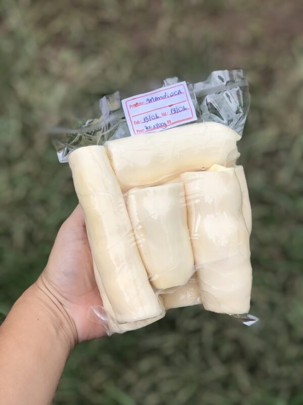 Mandioca descascada - 500g a 600g